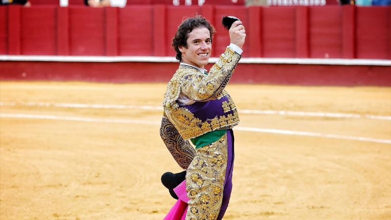 Oreja para Santana Claros en el día de su alternativa en Málaga