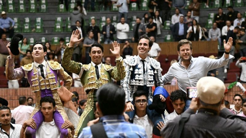 Sergio Flores, José Mauricio y Armillita a hombros en Morelia