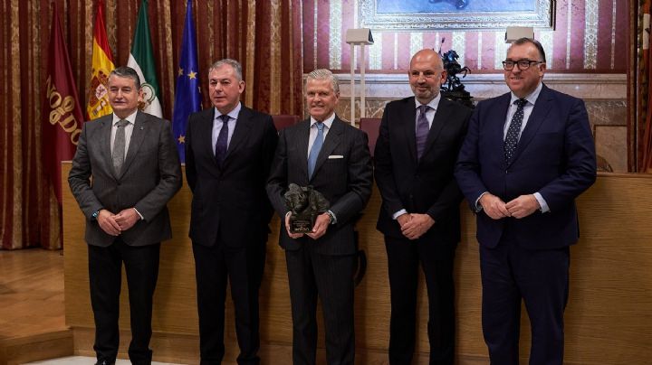 Espartaco recibe el VIII Premio Taurino del Ayuntamiento de Sevilla