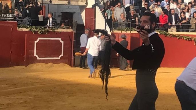 Dos orejas y un rabo para Pepe Moral en Alcalá del Río