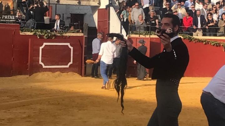Dos orejas y un rabo para Pepe Moral en Alcalá del Río