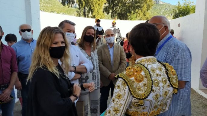 Víctor Barroso y ‘El Melli’, dos orejas por coleta en la IV del Encuentro Andaluz en Ubrique