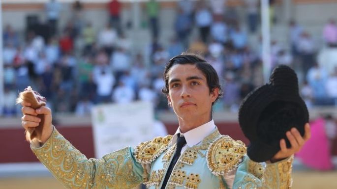 El novillero El Mene estrena apoderado