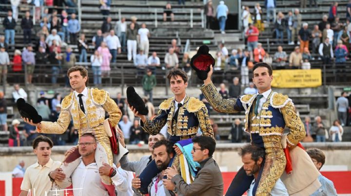 La terna a hombros en el cierre de Nîmes