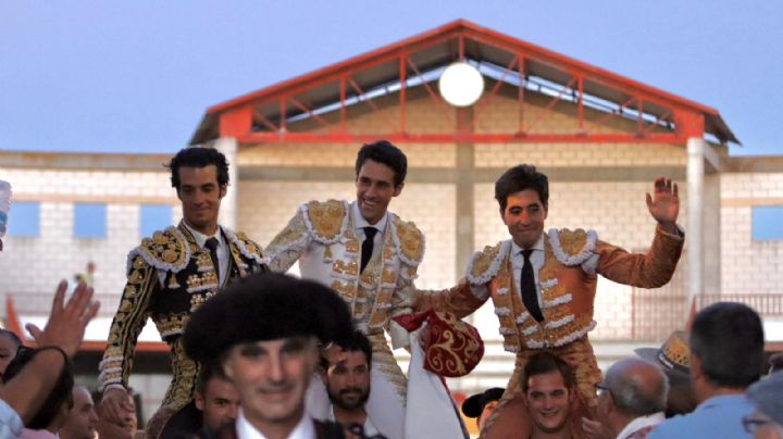 La terna a hombros en una feliz alternativa para Jorge Molina en Madridejos