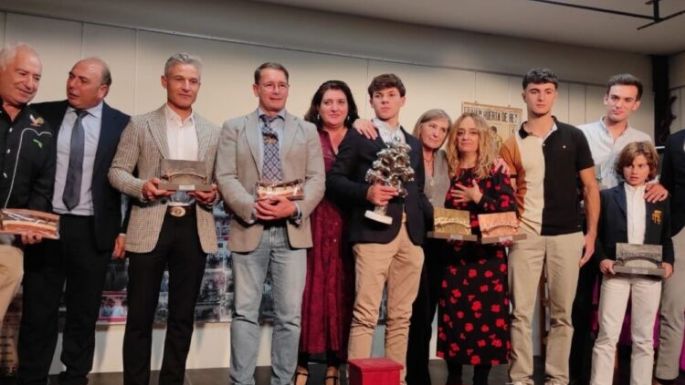 Manuel Domínguez recibe el trofeo “Pino de Plata” de Huerta de Rey