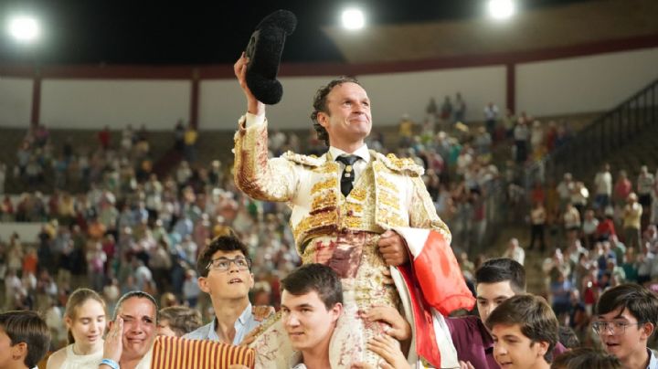 Ferrera en estado puro corta tres orejas y enciende Badajoz