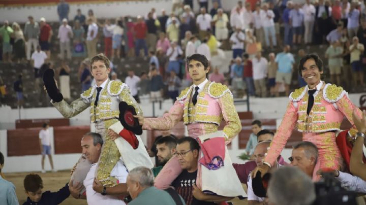 Triple puerta grande en la primera de feria por San Agustin en Linares