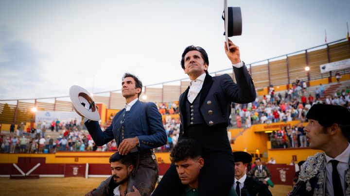 Sergio Galán y Diego Ventura a hombros de la primera de Almodóvar del Campo
