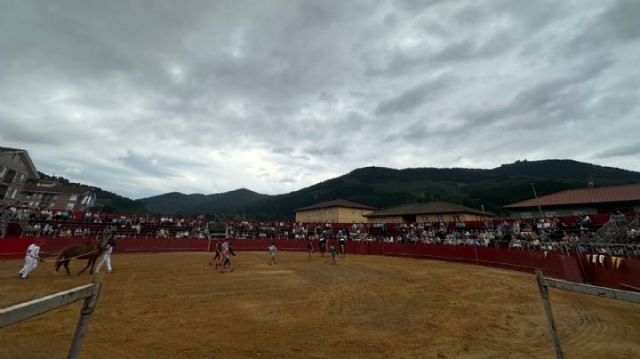 Entre alimañas y nobleza, Orozko celebró el valor de los que torean sin red