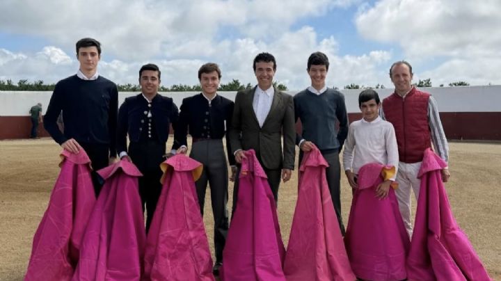 El maestro Víctor Puerto tienta con alumnos de varias escuelas de tauromaquia
