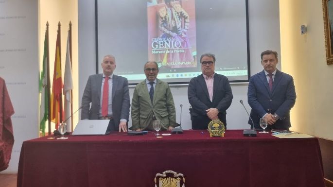 Manolo Viera presentó la 2ª edición de “Crónicas de un genio” en el Ateneo de Sevilla