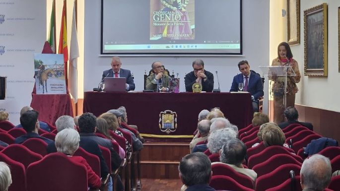 Manolo Viera presentó la 2ª edición de “Crónicas de un genio” en el Ateneo de Sevilla