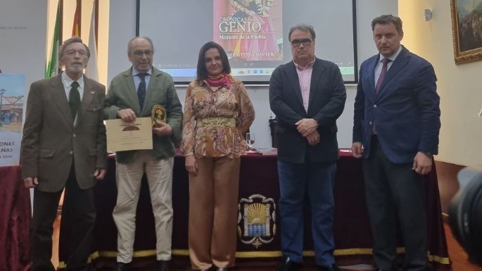Manolo Viera presentó la 2ª edición de “Crónicas de un genio” en el Ateneo de Sevilla