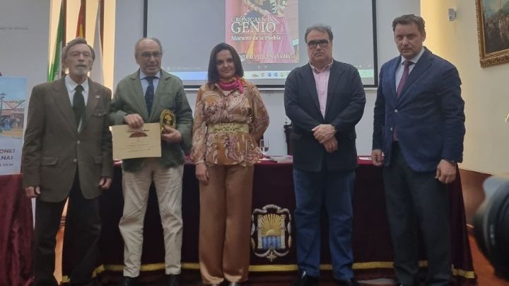 Manolo Viera presentó la 2ª edición de “Crónicas de un genio” en el Ateneo de Sevilla
