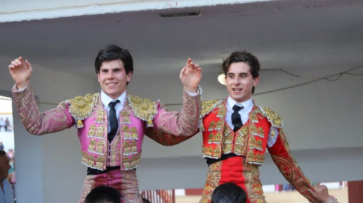 Jorge Olivas y Ruíz de Palazón a hombros en la sin caballos de Santisteban