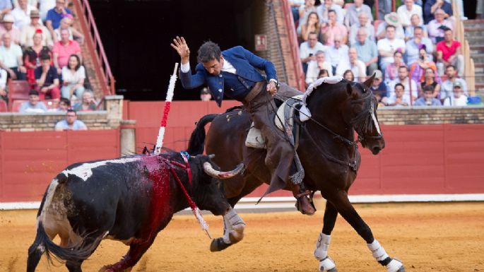 Sebastián Fernández pasea dos orejas y Lea Vicens, un trofeo en la corrida de rejones del abono