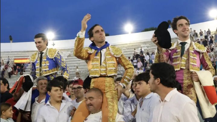 La terna a hombros en el cierre de Torrejón de Ardoz