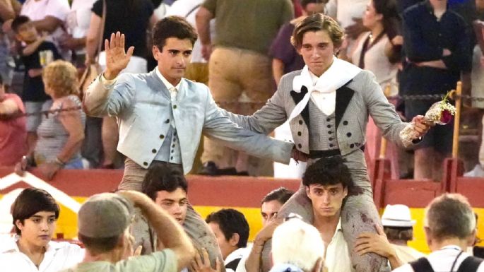 Pablo Galván y Óscar Campos comparten la puerta grande en una clase práctica de entrega y variedad