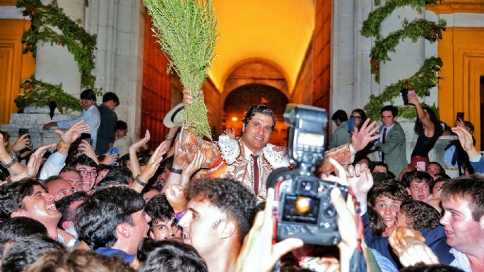 Morante de la Puebla sale por la Puerta del Principe en una tarde de toreria sevillana
