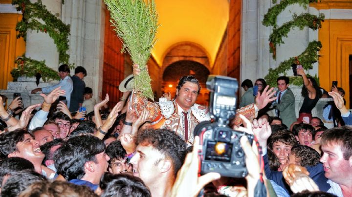 Morante de la Puebla sale por la Puerta del Principe en una tarde de toreria sevillana