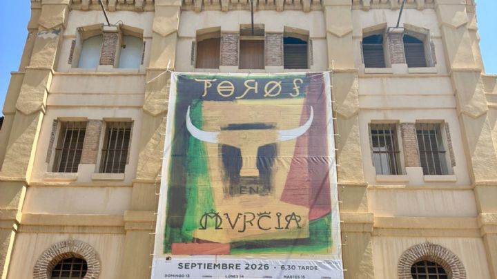 Una lona gigante anuncia en la plaza de Murcia su feria y el inicio de la venta online el día 10