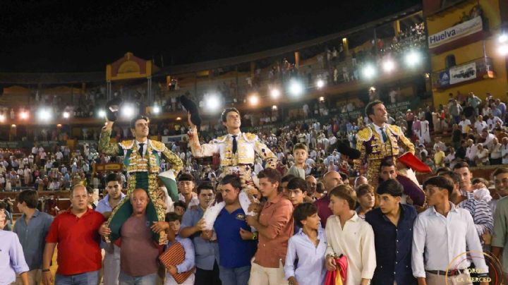 Apoteosis en Huelva: Perera, Roca Rey y David de Miranda cruzan la Puerta Grande de La Merced