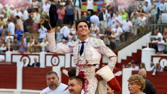 Roca Rey impone su ley en El Bibio y sale a hombros con tres orejas