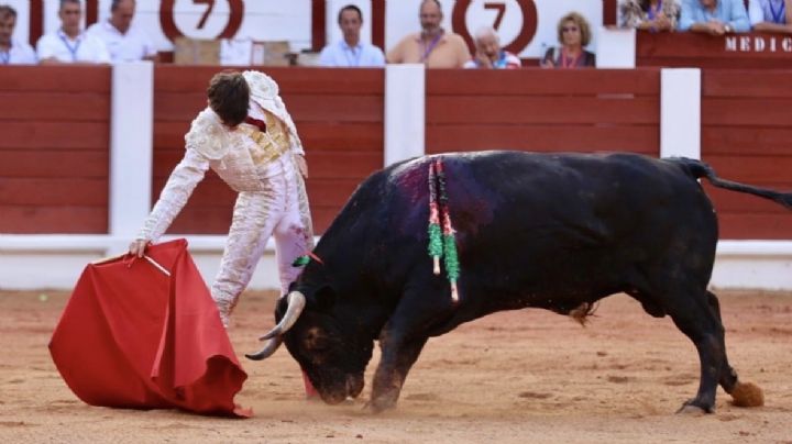 Sergio Rollón irrumpe con fuerza en Gijón saliendo a hombros