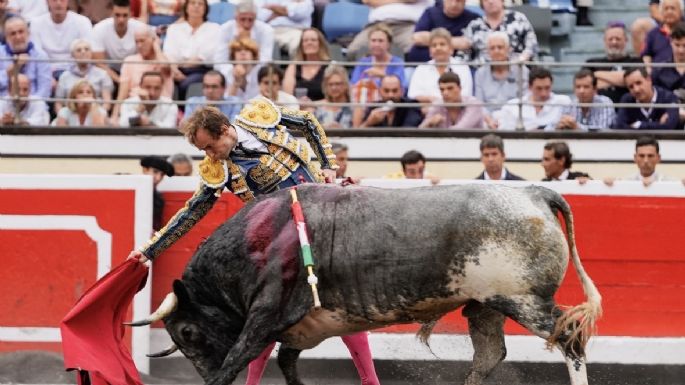 Román, dueño y señor de los tiempos, corta la única oreja en el áspero asfalto cárdeno