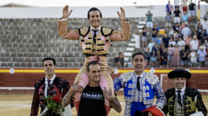 Puerta grande de Miguel Andrades en la feria de Los Ángeles de Pedro Muñoz