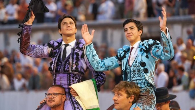 Roca Rey se impone tras una dramática cogida y abre la Puerta Grande con Marco Pérez en Arles