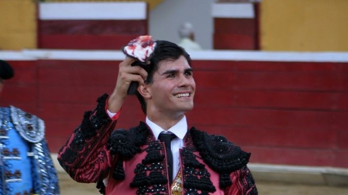 Francisco de Manuel y el novillero Santiago Guerrero cortan oreja en la última de Tovar