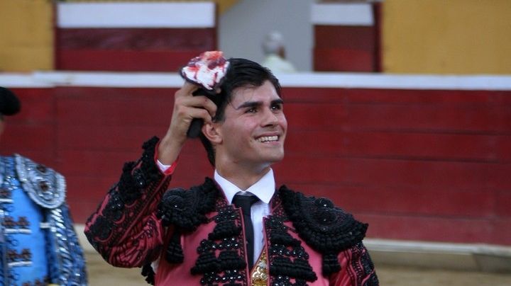 Francisco de Manuel y el novillero Santiago Guerrero cortan oreja en la última de Tovar