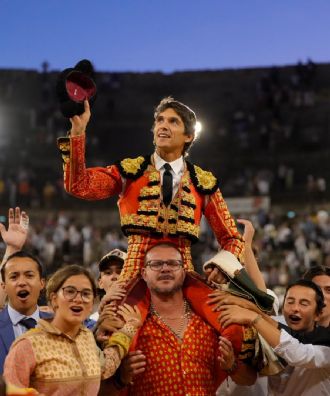 Manzanares y Castella salen a hombros en Nimes; Rufo se queda sin premio por la espada