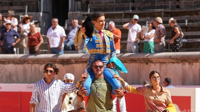 Víctor manda en la matinal de Nimes y sale a hombros