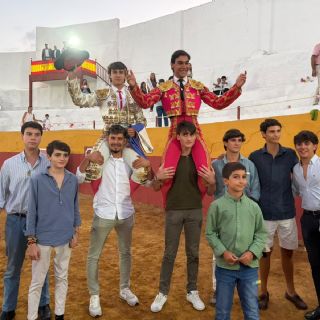 Javier Spínola y Armando Rojo, a hombros en una tarde de ilusión y futuro en Arroyomolinos de León