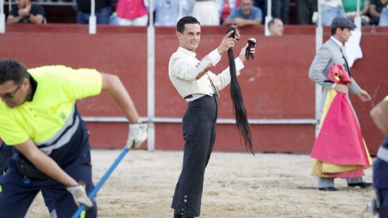 Galván firma los máximos trofeos en una tarde de homenaje y triunfos en Villar del Olmo