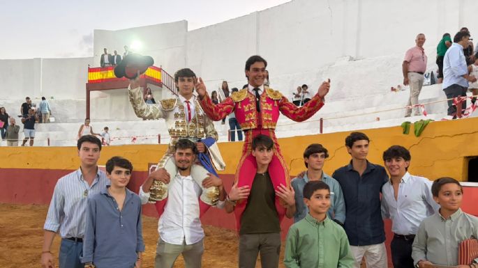 Javier Spínola y Armando Rojo, a hombros en una tarde de ilusión y futuro en Arroyomolinos de León